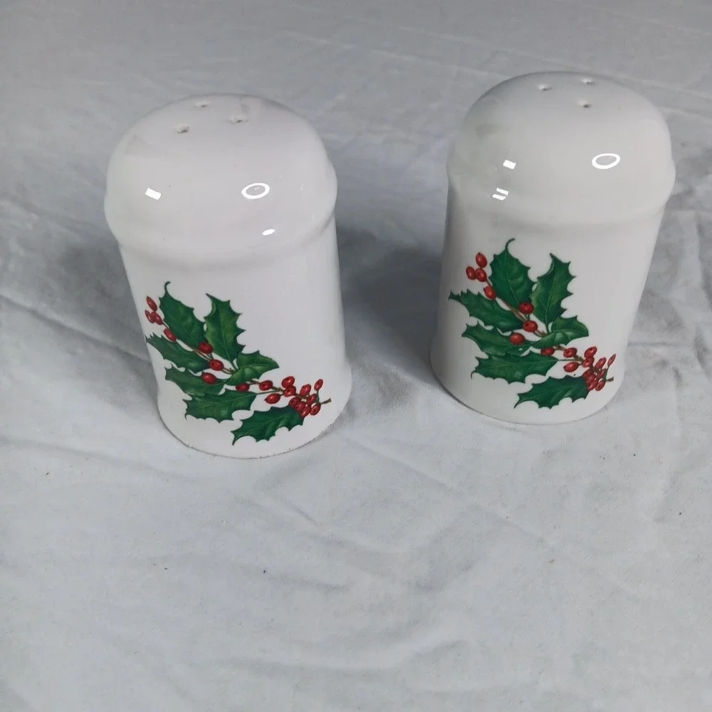Hallmark Christmas Salt Pepper Shakers Holly Berries White Ceramic Holiday Decor